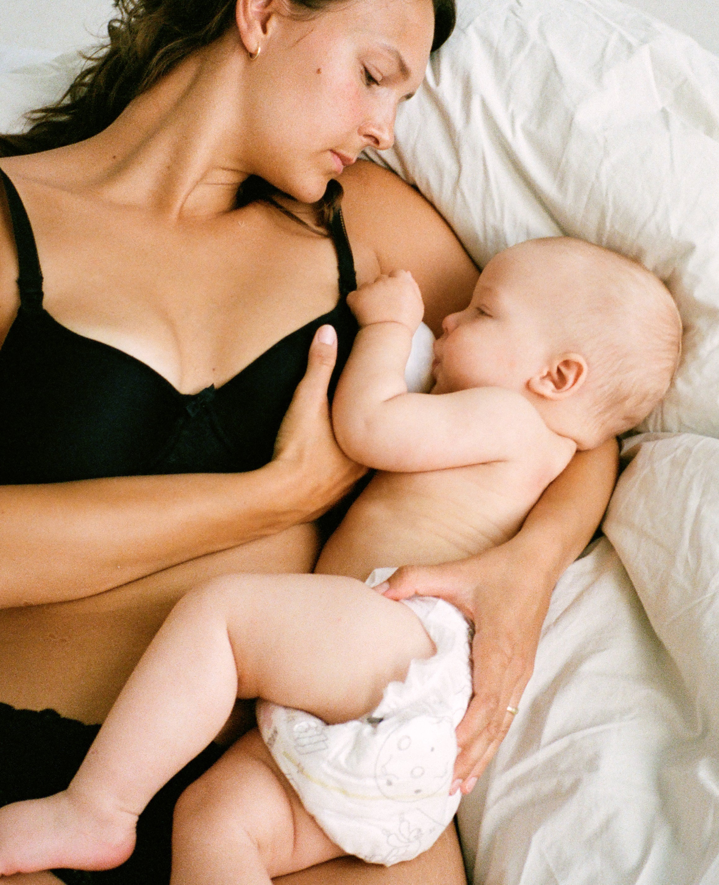 Support side-lying nursing with Caramma’s soft, angled design that encourages oxytocin release and relaxed feeding.