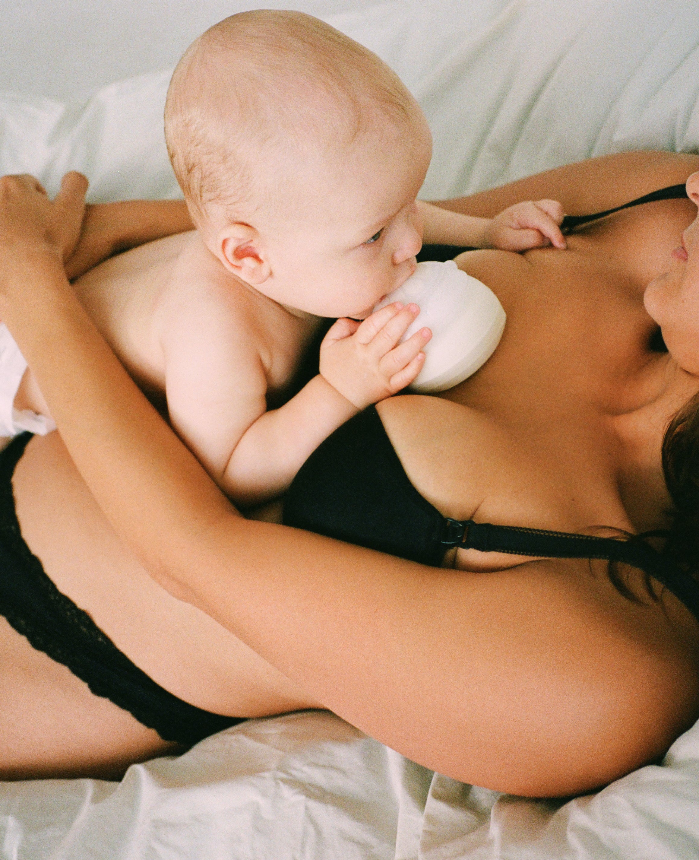 For the night-time feeds, laying down. Your baby's favorite position is also possible with caramma support bottle