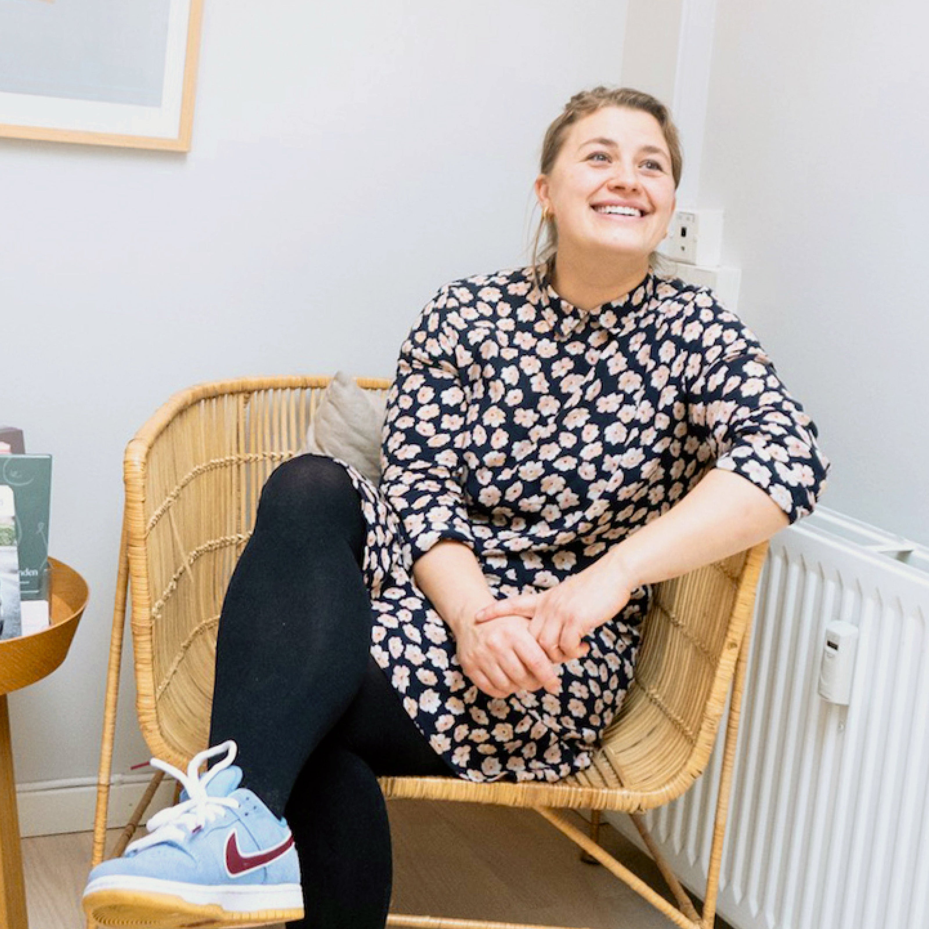 Midwife and lactation consultant Anna from jordemodertid supports the caramma bottle for caregiving.