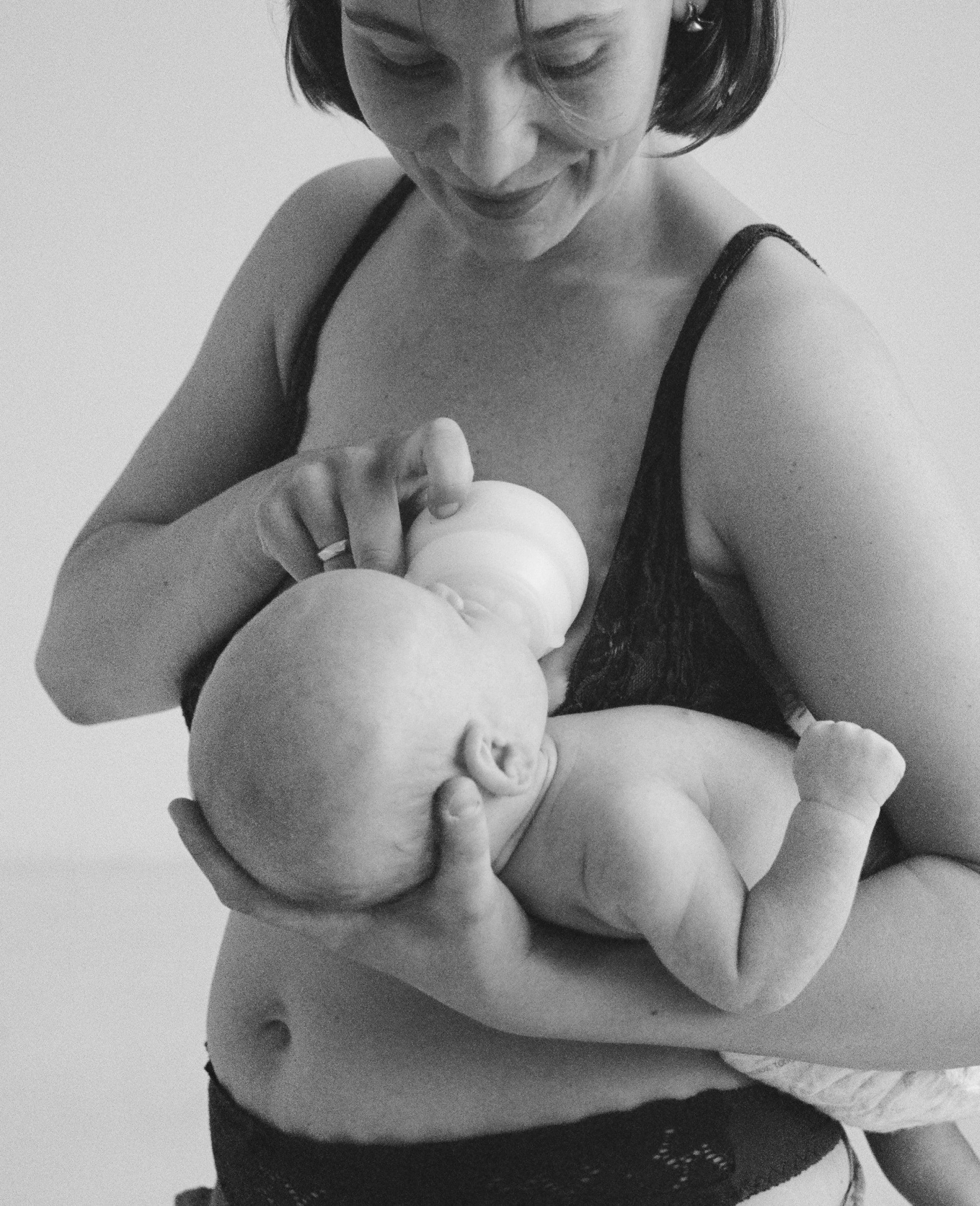 From cross-cradle to football hold, Caramma’s anti-colic bottle adapts to every feeding position for newborn comfort.